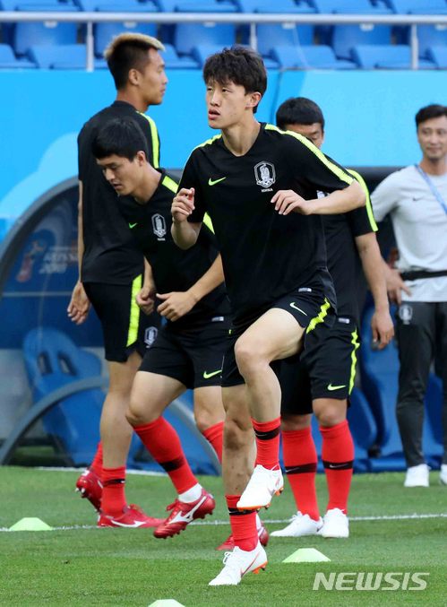 【로스토프나도누(러시아)=뉴시스】고범준 기자 = 한국 축구대표팀 이재성이 2018 러시아월드컵 조별리그 F조 2차전 대한민국과 멕시코의 경기를 앞둔 22일 오후(현지시간) 러시아 로스토프 아레나에서 열린 공식 훈련에서 스트레칭을 하며 몸을 풀고 있다.&nbsp; 대한민국 축구 대표팀은 오는 24일 멕시코, 27일 독일과 각각 조별리그를 치른다. 2018.06.22. bjko@newsis.com