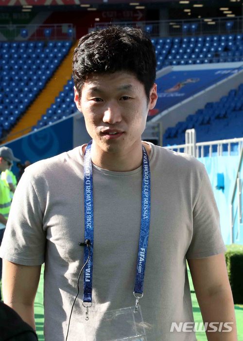 【로스토프나도누(러시아)=뉴시스】고범준 기자 = 2018 러시아월드컵 조별리그 F조 2차전 대한민국과 멕시코의 경기를 앞둔 22일 오후(현지시간) 러시아 로스토프 아레나에서 열린 공식 훈련에서 박지성이 선수들의 훈련 모습을 보기 위해 이동하고 있다. 대한민국 축구 대표팀은 오는 24일 멕시코, 27일 독일과 각각 조별리그를 치른다. 2018.06.22. bjko@newsis.com