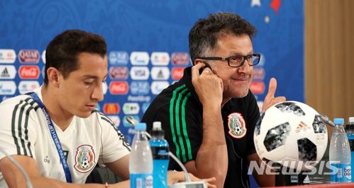 【로스토프나도누(러시아)=뉴시스】고범준 기자 = 2018 러시아월드컵 조별리그 F조 2차전 대한민국과 멕시코의 경기를 앞둔 22일 오후(현지시간) 러시아 로스토프 아레나에서 열린 공식 기자회견에서 후안 카를로스 오소리오 멕시코 감독이 엄지척을 하고 있다.&nbsp; 대한민국 축구 대표팀은 오는 24일 멕시코, 27일 독일과 각각 조별리그를 치른다. 2018.06.22. bjko@newsis.com