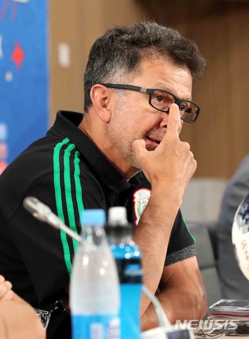 【로스토프나도누(러시아)=뉴시스】고범준 기자 = 2018 러시아월드컵 조별리그 F조 2차전 대한민국과 멕시코의 경기를 앞둔 22일 오후(현지시간) 러시아 로스토프 아레나에서 열린 공식 기자회견에서 후안 카를로스 오소리오 멕시코 감독이 취재진 질문에 답변하고 있다. 대한민국 축구 대표팀은 오는 24일 멕시코, 27일 독일과 각각 조별리그를 치른다. 2018.06.22. bjko@newsis.com