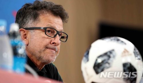 【로스토프나도누(러시아)=뉴시스】고범준 기자 = 2018 러시아월드컵 조별리그 F조 2차전 대한민국과 멕시코의 경기를 앞둔 22일 오후(현지시간) 러시아 로스토프 아레나에서 열린 공식 기자회견에서 후안 카를로스 오소리오 멕시코 감독이 취재진 질문을 듣고 있다. 대한민국 축구 대표팀은 오는 24일 멕시코, 27일 독일과 각각 조별리그를 치른다. 2018.06.22. bjko@newsis.com