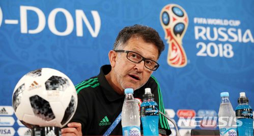 【로스토프나도누(러시아)=뉴시스】고범준 기자 = 2018 러시아월드컵 조별리그 F조 2차전 대한민국과 멕시코의 경기를 앞둔 22일 오후(현지시간) 러시아 로스토프 아레나에서 열린 공식 기자회견에서 후안 카를로스 오소리오 멕시코 감독이 취재진 질문에 답변하고 있다.&nbsp; 대한민국 축구 대표팀은 오는 24일 멕시코, 27일 독일과 각각 조별리그를 치른다. 2018.06.22. bjko@newsis.com