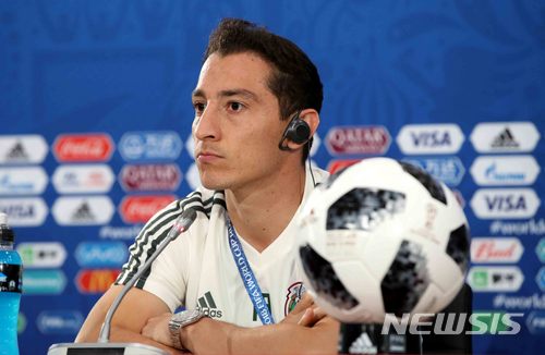 【로스토프나도누(러시아)=뉴시스】고범준 기자 = 2018 러시아월드컵 조별리그 F조 2차전 대한민국과 멕시코의 경기를 앞둔 22일 오후(현지시간) 러시아 로스토프 아레나에서 열린 공식 기자회견에서 멕시코의 과르다도가 취재진 질문을 듣고 있다. 대한민국 축구 대표팀은 오는 24일 멕시코, 27일 독일과 각각 조별리그를 치른다. 2018.06.22. bjko@newsis.com