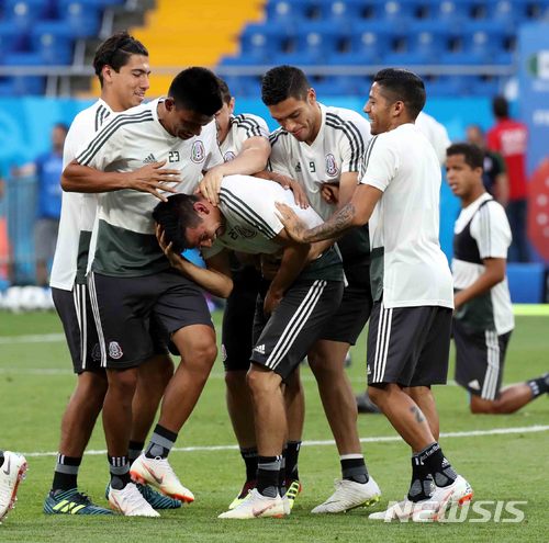 【로스토프나도누(러시아)=뉴시스】고범준 기자 = 2018 러시아월드컵 조별리그 F조 2차전 대한민국과 멕시코의 경기를 앞둔 22일 오후(현지시간) 러시아 로스토프 아레나에서 멕시코 대표팀 선수들이 훈련을 하고 있다.&nbsp; 대한민국 축구 대표팀은 오는 24일 멕시코, 27일 독일과 각각 조별리그를 치른다. 2018.06.23. bjko@newsis.com