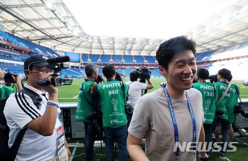 【로스토프나도누(러시아)=뉴시스】고범준 기자 = 2018 러시아월드컵 조별리그 F조 2차전 대한민국과 멕시코의 경기를 앞둔 22일 오후(현지시간) 러시아 로스토프 아레나에서 열린 공식 훈련에서 박지성이 대표팀 선수들의 훈련 모습을 보고 밝게 웃고 있다. 대한민국 축구 대표팀은 오는 24일 멕시코, 27일 독일과 각각 조별리그를 치른다. 2018.06.22. bjko@newsis.com