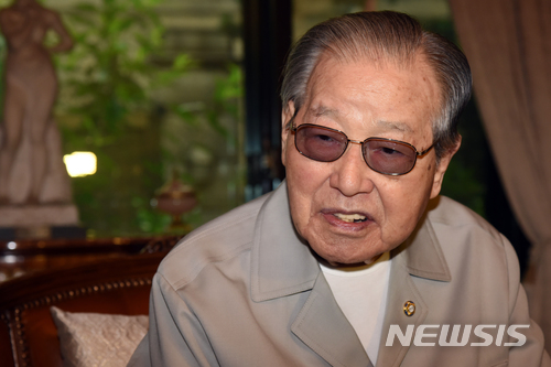 【서울=뉴시스】이영환 기자 = 김종필(JP) 전 국무총리가 향년 92세로 23일 오전 8시15분 별세했다. 김 전 총리는 고(故) 김대중·김영삼 전 대통령과 함께 한때 트로이카를 이끌어왔다. 이날 김 전 총리가 별세함에 따라 '3김(金) 시대'는 종언을 고하게 됐다. 1926년 충남 부여에서 태어난 김 전 총리는 공주중·고등학교와 서울대 사범대, 육군사관학교를 졸업했다. 1963년 공화당 창당을 주도하고 그해 치러진 6대 총선에서 당선된 뒤 7·8·9·10·13·14·15·16대를 거치며 9선 국회의원을 지냈다.&nbsp; 김 전 총리는 또 자유민주연합(자민련) 총재를 지냈으며, 박정희 정권과 김대중 정부 시절 두 차례에 걸쳐 국무총리를 지냈다.&nbsp; 김 전 총리의 빈소는 서울아산병원 장례식장 30호실에 마련 중이다.&nbsp; 사진은 김 전 총리가 2016년 자택에서 박지원 국민의당 비대위원장과 대화를 하는 모습. 2018.06.23. (사진=뉴시스 자료사진)&nbsp; photo@newsis.com 