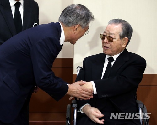 【서울=뉴시스】이영환 기자 = 김종필(JP) 전 국무총리가 향년 92세로 23일 오전 8시15분 별세했다. 사진은 김 전 총리가 2015년 부인 고 박영옥여사의 빈소를 찾은 문재인 당시 새정치민주연합 대표와 인사를 나누는 모습. 2018.06.23. (사진=뉴시스 DB) photo@newsis.com