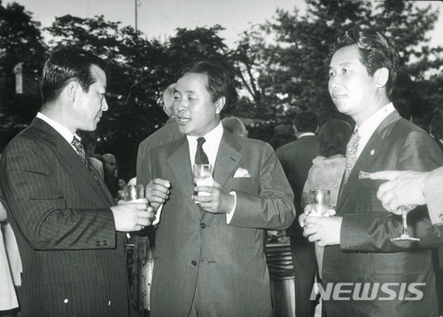 【서울=뉴시스】이영환 기자 = 김종필(JP) 전 국무총리가 향년 92세로 23일 오전 8시15분 별세했다. 김 전 총리는 고(故) 김대중·김영삼 전 대통령과 함께 한때 트로이카를 이끌어왔다. 이날 김 전 총리가 별세함에 따라 '3김(金) 시대'는 종언을 고하게 됐다. 1926년 충남 부여에서 태어난 김 전 총리는 공주중·고등학교와 서울대 사범대, 육군사관학교를 졸업했다. 1963년 공화당 창당을 주도하고 그해 치러진 6대 총선에서 당선된 뒤 7·8·9·10·13·14·15·16대를 거치며 9선 국회의원을 지냈다.&nbsp; 김 전 총리는 또 자유민주연합(자민련) 총재를 지냈으며, 박정희 정권과 김대중 정부 시절 두 차례에 걸쳐 국무총리를 지냈다.&nbsp; 김 전 총리의 빈소는 서울아산병원 장례식장 30호실에 마련 됐다. 사진은 김 전 총리가 71년 당시 주한 미 대사관에서 열린 미국 독립기념일 축하 리셉션에서 김영삼 의원, 한병기 의원과 대화하는 모습. 2018.06.23. (출처=운정재단 홈페이지)&nbsp; photo@newsis.com