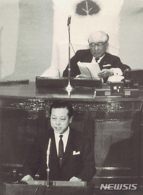 【서울=뉴시스】이영환 기자 = 김종필(JP) 전 국무총리가 향년 92세로 23일 오전 8시15분 별세했다.김 전 총리는 고(故) 김대중·김영삼 전 대통령과 함께 한때 트로이카를 이끌어왔다. 이날 김 전 총리가 별세함에 따라 '3김(金) 시대'는 종언을 고하게 됐다.1926년 충남 부여에서 태어난 김 전 총리는 공주중·고등학교와 서울대 사범대, 육군사관학교를 졸업했다. 1963년 공화당 창당을 주도하고 그해 치러진 6대 총선에서 당선된 뒤 7·8·9·10·13·14·15·16대를 거치며 9선 국회의원을 지냈다. 김 전 총리는 또 자유민주연합(자민련) 총재를 지냈으며, 박정희 정권과 김대중 정부 시절 두 차례에 걸쳐 국무총리를 지냈다. 김 전 총리의 빈소는 서울아산병원 장례식장 30호실에 마련 됐다.사진은 김 전 총리가 67년 당시 공화당 의장으로 국회 본회의에서 대표연설을 하는 모습. 2018.06.23. (출처=운정재단 홈페이지) photo@newsis.com