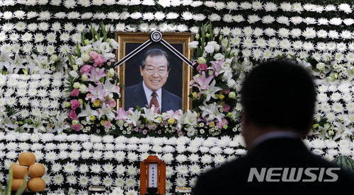 【서울=뉴시스】추상철 기자 = 고 김종필 전 국무총리가 향년 92세로 별세한 23일 오후 서울 송파구 서울아산병원에 마련된 빈소에서 조문객의 발길이 이어지고 있다. 2018.06.23. scchoo@newsis.com