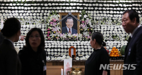 【서울=뉴시스】추상철 기자 = 고 김종필 전 국무총리가 향년 92세로 별세한 23일 오후 서울 송파구 서울아산병원에 마련된 빈소에서 조문객의 발길이 이어지고 있다. 2018.06.23. scchoo@newsis.com