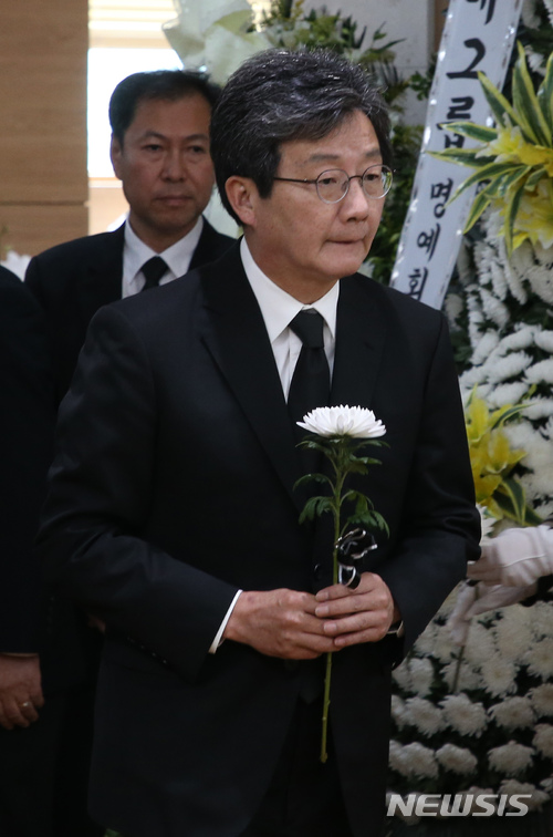 【서울=뉴시스】추상철 기자 = 고 김종필 전 국무총리가 향년 92세로 별세한 23일 오후 서울 송파구 서울아산병원에 마련된 빈소에서 유승민 바른미래당 전 공동대표가 조문을 하고 있다. 2018.06.23. photo@newsis.com