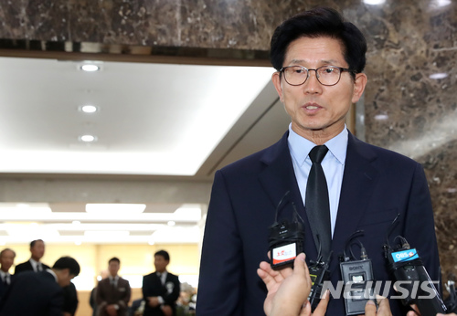 【서울=뉴시스】추상철 기자 = 고 김종필 전 국무총리가 향년 92세로 별세한 23일 오후 서울 송파구 서울아산병원에 마련된 빈소에서 조문을 마친 김문수 자유한국당 전 서울시장 후보가 취재진의 질문에 답하고 있다. 2018.06.23. photo@newsis.com