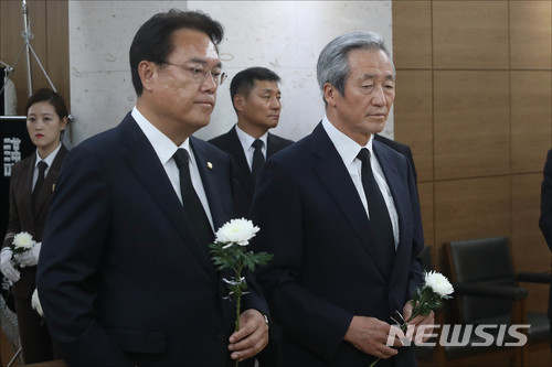 정진석 자유한국당 의원과 정몽준 아산재단 이사장이 23일 오후 서울 송파구 서울아산병원 장례식장에 마련된 김종필 전 국무총리의 빈소를 조문하고 있다.