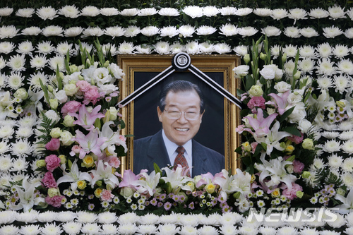 【서울=뉴시스】추상철 기자 = 고 김종필 전 국무총리가 향년 92세로 별세한 23일 오후 서울 송파구 서울아산병원에 마련된 빈소에 영정 사진이 놓여 있다. 2018.06.23.&nbsp; photo@newsis.com 