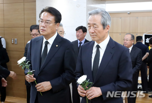 【서울=뉴시스】추상철 기자 = 고 김종필 전 국무총리가 향년 92세로 별세한 23일 오후 서울 송파구 서울아산병원에 마련된 빈소에서 정몽준 아산재단 이사장과 자유한국당 정진석 의원이 조문을 하고 있다. 2018.06.23. photo@newsis.com