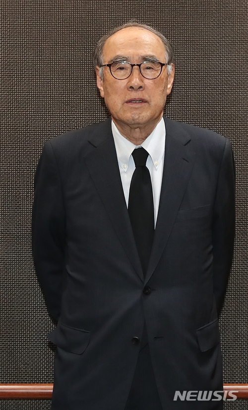 【서울=뉴시스】추상철 기자 = 고 김종필 전 국무총리가 향년 92세로 별세한 23일 오후 서울 송파구 서울아산병원에 마련된 빈소에서 조문을 마친 이홍구 전 총리가 빈소를 나서고 있다. 2018.06.23. photo@newsis.com