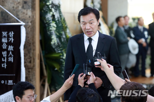 【서울=뉴시스】추상철 기자 = 고 김종필 전 국무총리가 향년 92세로 별세한 23일 오후 서울 송파구 서울아산병원에 마련된 빈소에서 손학규 전 바른미래당 상임선대위원장이 조문을 마치고 취재진의 질문에 답하고 있다. 2018.06.23. photo@newsis.com