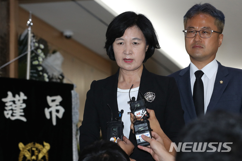 【서울=뉴시스】추상철 기자 = 고 김종필 전 국무총리가 향년 92세로 별세한 23일 오후 서울 송파구 서울아산병원에 마련된 빈소에서 더불어민주당 추미애 대표가 조문을 마치고 취재진의 질문에 답하고 있다. 2018.06.23. photo@newsis.com