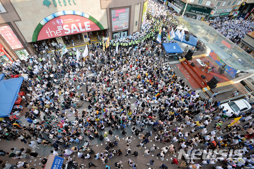 【대구=뉴시스】우종록 기자 = 23일 오후 대구시 중구 동성로 대구백화점 앞 광장에서 성 소수자들의 축제인 '제10회 대구퀴어문화축제'가 열리고 있다. 2018.06.23. wjr@newsis.com