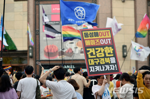【대구=뉴시스】우종록 기자 = 제10회 대구퀴어문화축제가 열린 23일 오후 대구시 중구 동성로 대구백화점에서 축제를 반대하는 한 시민이 피켓을 들고 시위하고 있다. 2018.06.23. wjr@newsis.com