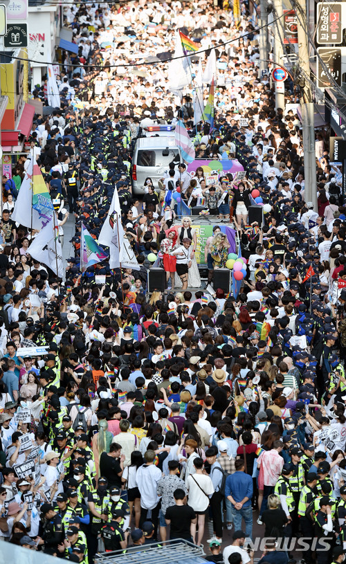 【대구=뉴시스】우종록 기자 = 제10회 대구퀴어문화축제가 열린 23일 오후 대구시 중구 동성로 대구백화점에서 거리행진을 앞둔 성 소수자 참석자들과 축제를 반대하는 종교단체가 대치하고 있다. 2018.06.23. wjr@newsis.com
