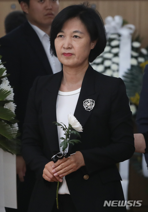 【서울=뉴시스】추상철 기자 = 고 김종필 전 국무총리가 향년 92세로 별세한 23일 오후 서울 송파구 서울아산병원에 마련된 빈소에서 더불어민주당 추미애 대표가 조문을 하고 있다. 2018.06.23.&nbsp; photo@newsis.com 