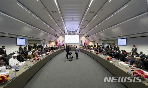 【빈=AP/뉴시스】 석유수출국기구(OPEC) 14개 회원국과 비(非) OPCE 산유국 10개국이 23일(현지시간) 오스트리아 빈에서 회의를 열고 있다. 산유국들은 이날 회의에서 일평균 100만 배럴의 증산에 합의할 것으로 보인다. 2018. 6. 23