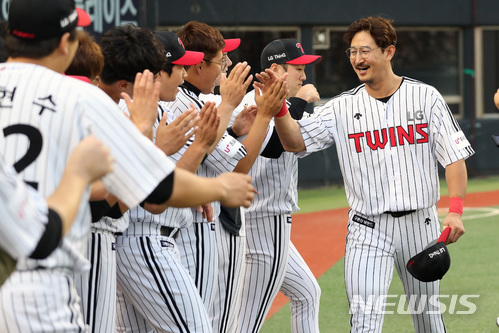 【서울=뉴시스】이영환 기자 = 23일 서울 송파구 잠실야구장에서 열린 2018 신한은행 마이카 KBO리그&nbsp; LG 트윈스와 롯데자이언츠의 경기, LG 박용택이 4회말 1사 2루에서 2타점 2루타를 날리며 개인통산 2319안타를 기록하고 동료들과 기뻐하고 있다.이날 경기 전까지 통산 2317안타를 기록 중이던 박용택은 1회말 2루타를 날려 양준혁이 보유한 KBO 리그 최다안타(2318안타)와 타이를 이루고 4회말 2루타로 기록을 넘어 섰다. 2018.06.23. (사진=LG트윈스 제공)&nbsp; photo@newsis.com