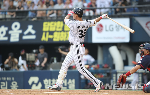 【서울=뉴시스】이영환 기자 = 23일 서울 송파구 잠실야구장에서 열린 2018 신한은행 마이카 KBO리그&nbsp; LG 트윈스와 롯데자이언츠의 경기, LG 박용택이 4회말 1사 2루에서 2타점 2루타를 날리며 개인통산 2319안타를 기록하고 있다.이날 경기 전까지 통산 2317안타를 기록 중이던 박용택은 1회말 2루타를 날려 양준혁이 보유한 KBO 리그 최다안타(2318안타)와 타이를 이루고 4회말 2루타로 기록을 넘어 섰다. 2018.06.23. (사진=LG트윈스 제공)&nbsp; photo@newsis.com