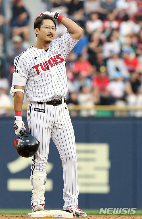 【서울=뉴시스】이영환 기자 = 23일 서울 송파구 잠실야구장에서 열린 2018 신한은행 마이카 KBO리그&nbsp; LG 트윈스와 롯데자이언츠의 경기, LG 박용택이 4회말 1사 2루에서 2타점 2루타를 날리며 개인통산 2319안타를 기록하고 있다.이날 경기 전까지 통산 2317안타를 기록 중이던 박용택은 1회말 2루타를 날려 양준혁이 보유한 KBO 리그 최다안타(2318안타)와 타이를 이루고 4회말 2루타로 기록을 넘어 섰다. 2018.06.23. (사진=LG트윈스 제공)&nbsp; photo@newsis.com