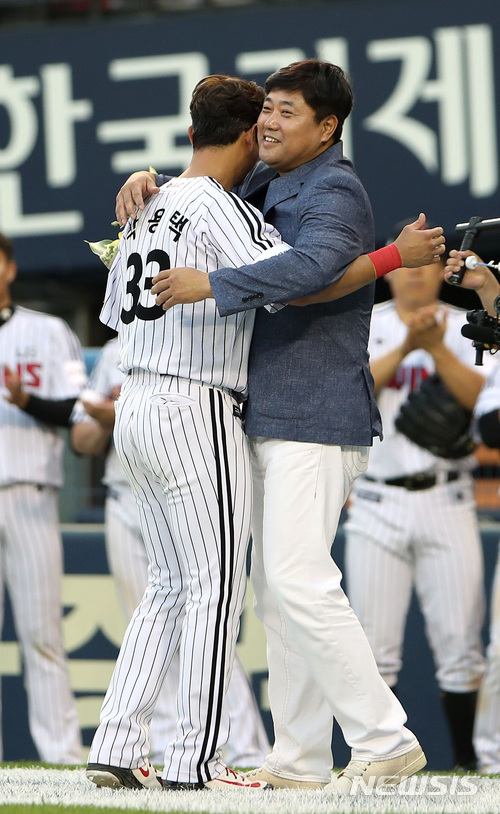 【서울=뉴시스】이영환 기자 = 23일 서울 송파구 잠실야구장에서 열린 2018 신한은행 마이카 KBO리그&nbsp; LG 트윈스와 롯데자이언츠의 경기, LG 박용택이 4회말 1사 2루에서 2타점 2루타를 날리며 개인통산 2319안타를 기록하자 양준혁 해설위원이 안아주고 있다.이날 경기 전까지 통산 2317안타를 기록 중이던 박용택은 1회말 2루타를 날려 양준혁이 보유한 KBO 리그 최다안타(2318안타)와 타이를 이루고 4회말 2루타로 기록을 넘어 섰다. 2018.06.23. (사진=LG트윈스 제공)&nbsp; photo@newsis.com
