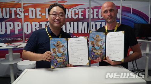 【안동=뉴시스】류상현 기자 = 경상북도문화콘텐츠진흥원과 욤제오 관계자가 지난 15일 안시(Annecy) 국제애니메이션 페스티벌 현장에서 업무협약을 맺고 있다. 2018.06.24 (사진=경북도 제공) photo@newsis.com 