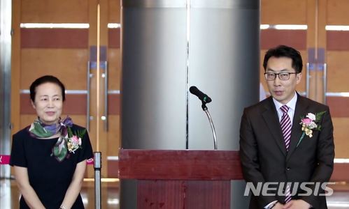 【서울=뉴시스】 '조형아트서울' 운영위원장 손성례 청작화랑 대표(왼쪽)와 조형아트서울 신준원 대표. 이전의 조각 전시가 작가나 협회위주로 이뤄졌다면, '조형아트서울'은 상업화랑인 청작화랑이 주최가 됐다. 강남에서 30여년간 화랑을 운영한 손성례 사장의 차남 신준원씨가 대표를 맡아 창립했다.&nbsp; 