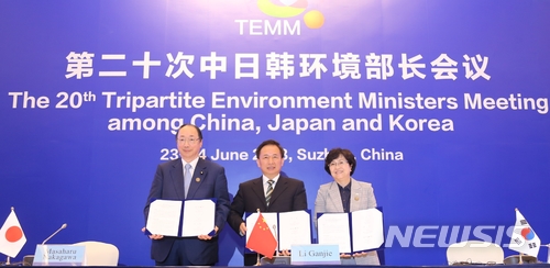 【세종=뉴시스】임재희 기자 = 김은경 환경부 장관(오른쪽 첫번째)이 24일 중국 쑤저우에서 미세먼지 등 동북아 환경현안을 논의하기 위해 열린 제20차 한·중·일 환경장관회의(TEMM20)에 참석했다. 사진은 김 장관이 리간제 중국 생태환경부 장관(가운데), 나카가와 마사하루 일본 환경성 장관과 함께 회의 결과를 담은 공동합의문에 서명하고 합의문을 펼친 모습. 2018.6.24. (사진 = 환경부 제공) photo@newsis.com