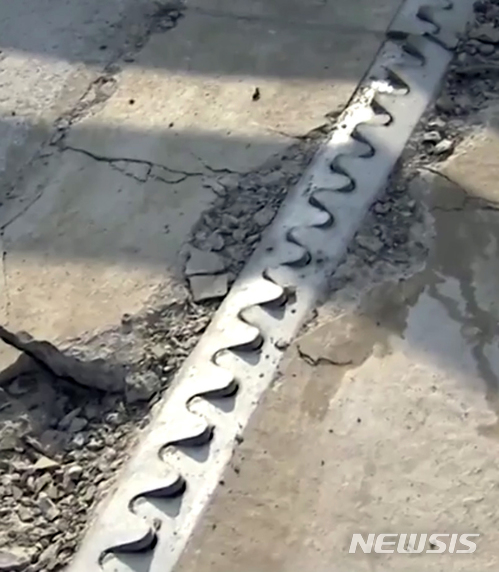 【부산=뉴시스】 하경민 기자 = 24일 오후 2시 30분께 부산울산고속도로 부산방향 기장2터널 입구의 교량인 만화교 도로면에서 교각과 교각을 잇는 이음쇠가 돌출되는 바람에 차량 32대의 타이어에서 펑크가 발생하고, 차량운행이 통제되고 있다. 2018.06.24. (사진=부산경찰청 제공)yulnetphoto@newsis.com