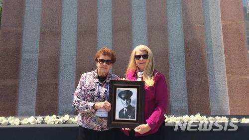 【서울=뉴시스】로잔 세이델(왼쪽)과 그의 딸 루스 허버트의 최근 모습. 이들이 들고 있는 것은 1950년 12월7일 한국전쟁에서 사망한 칼 세이델 미 해군 중위이다.(사진출처: CNN) 2018.06.24. 