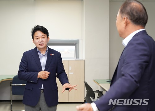 【제주=뉴시스】강정만 기자 =원희룡 제주지사가 24일 오후 제주출입국·외국인청을 방문해 김도균 청장과 예멘난민 처리대책을 놓고 얘기를 하고 있다. 2018.06.24. (사진=제주도청 제공) photo@newsis.com 