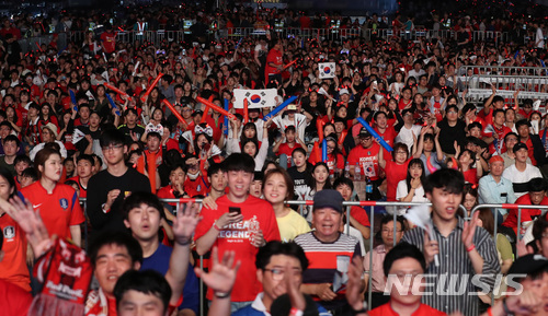 【서울=뉴시스】이영환 기자 = 지난 2018 러시아월드컵 조별예선 F조 대한민국 대 멕시코의 경기가 열린 24일 새벽 서울 종로구 광화문 광장에서 시민들이 열띤 응원을 펼치고 있다. 2018.06.24. 20hwan@newsis.com