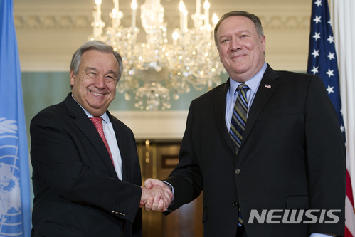 【워싱턴/AP=뉴시스】마이크 폼페이오(오른쪽) 미국 국무장관이 23일(현지시간) 워싱턴 국무부 청사에서 안토니우 구테흐스 유엔 사무총장을 만나 악수하고 있다. 2018.06.24.