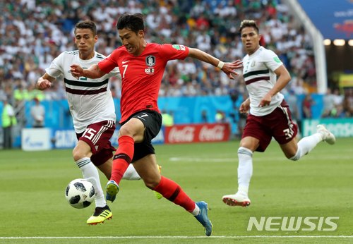 【로스토프나도누(러시아)=뉴시스】고범준 기자 = 23일(현지시간) 오후 러시아 로스토프 아레나에서 열린 2018 러시아월드컵 조별리그 F조 2차전 대한민국-멕시코의 경기, 한국의 손흥민이 공격을 하고 있다. 2018.06.24. bjko@newsis.com