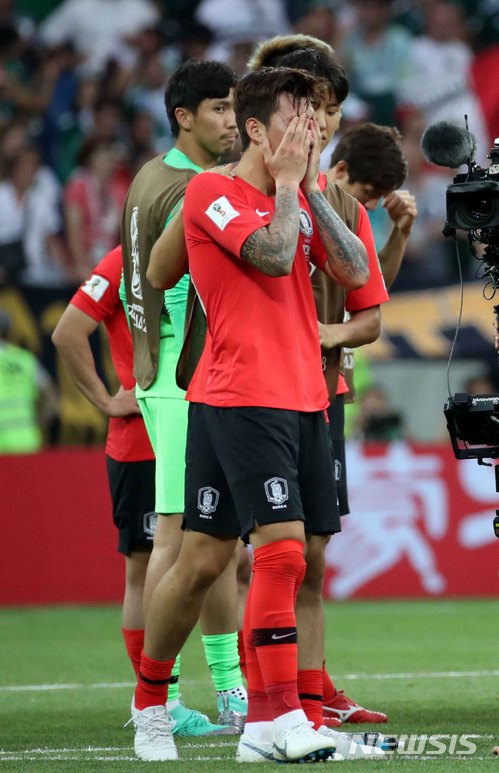 【로스토프나도누(러시아)=뉴시스】고범준 기자 = 23일(현지시간) 오후 러시아 로스토프 아레나에서 열린 2018 러시아월드컵 조별리그 F조 2차전 대한민국-멕시코의 경기, 2-1로 패한 한국 축구대표팀 장현수가 눈물을 흘리고 있다. 2018.06.24. bjko@newsis.com