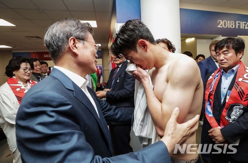 【로스토프나도누(러시아)=뉴시스】전신 기자 = 문재인 대통령과 김정숙 여사가 23일 오후(현지시간) 러시아 로스토프 아레나에서 열린 2018 러시아월드컵 조별리그 F조 2차전 대한민국-멕시코의 경기 관람을 마치고 손흥민 선수와 선수단을 격려하고 있다. 손 선수가 경기 결과에 낙담하며 눈물을 흘리고 있다. 2018.06.24. photo1006@newsis.com