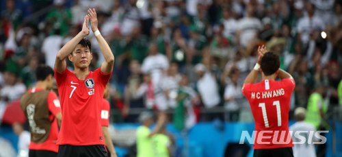 【로스토프나도누(러시아)=뉴시스】고범준 기자 = 23일(현지시간) 오후 러시아 로스토프 아레나에서 열린 2018 러시아월드컵 조별리그 F조 2차전 대한민국-멕시코의 경기, 2-1로 패한 한국 축구대표팀 손흥민이 관중들을 향해 인사를 하고 있다. 2018.06.24. bjko@newsis.com