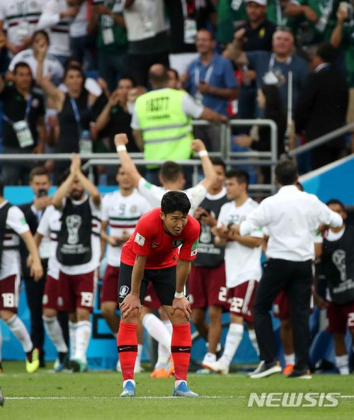 【로스토프나도누(러시아)=뉴시스】고범준 기자 = 23일(현지시간) 오후 러시아 로스토프 아레나에서 열린 2018 러시아월드컵 조별리그 F조 2차전 대한민국-멕시코의 경기, 2-1로 패한 한국의 손흥민이 고개를 숙이며 아쉬워 하고 있다. 2018.06.24. bjko@newsis.com