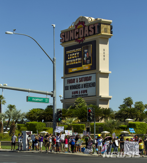 【라스베이거스=AP/뉴시스】 23일(현지시간) 미국 네바다주 라스베이거스의 한 호텔 앞에서 도널드 트럼프 미국 행정부의 불법 이민 가족 격리 정책에 반대하는 시위가 열리고 있다. 트럼프 대통령은 이날 딘 헬러(공화·네바다) 상원의원의 모금행사에 참석하기 위해 라스베이거스를 방문했다. 2018. 6. 24