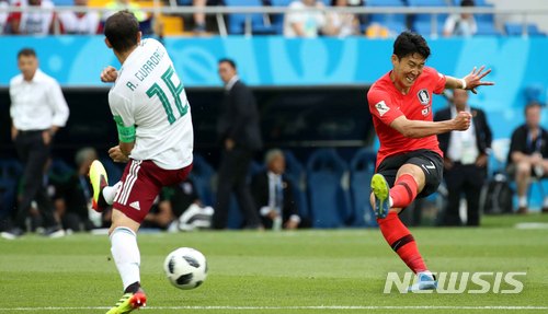 【로스토프나도누(러시아)=뉴시스】고범준 기자 = 23일(현지시간) 오후 러시아 로스토프 아레나에서 열린 2018 러시아월드컵 조별리그 F조 2차전 대한민국-멕시코의 경기, 한국의 손흥민이 슛팅을 하고 있다. 2018.06.24. bjko@newsis.com