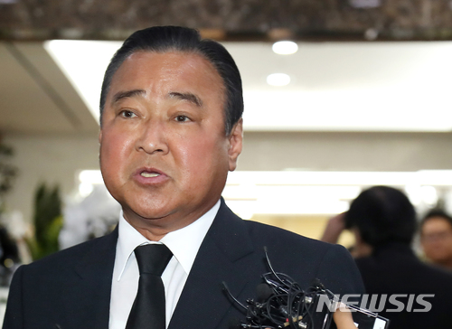 【서울=뉴시스】조성봉 기자 = 이완구 전 국무총리가 24일 오전 서울 송파구 서울아산병원에 마련된 故 김종필 전 국무총리의 빈소에 조문을 마치고 기자들의 질문에 답하고 있다. 2018.06.24.&nbsp; photo@newsis.com