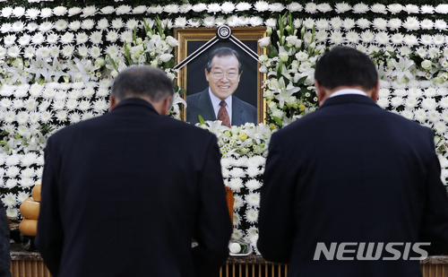 【서울=뉴시스】조성봉 기자 = 24일 오전 서울 송파구 서울아산병원에 마련된 故 김종필 전 국무총리의 빈소에 조문객들이 조문하고 있다. 2018.06.24. photo@newsis.com