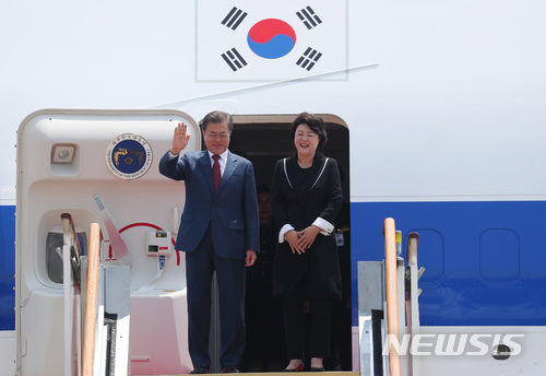 【성남=뉴시스】문재인 대통령은 오는 8일부터 13일까지 5박6일간 인도와 싱가포르를 국빈방문한다. 한반도 평화 정착과 비핵화 지지를 확보하는 취지도 있지만 경제협력 증진을 위한 실질 논의도 이번 순방의 핵심 주제가 될 전망이다. 사진은 문 대통령과 김정숙 여사가 지난달 24일 러시아 순방을 마치고 귀국하는 모습이다. (사진=뉴시스 자료사진) 2018.07.05. photo1006@newsis.com